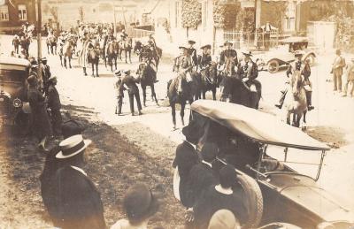 CPA MILITARIA - CARTE PHOTO - DANS UNE RUE DEFILE MILITAIRE A CHEVAL
