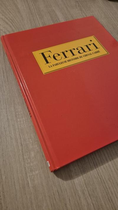Livre Ferrari La fabuleuse histoire du cheval cabr�