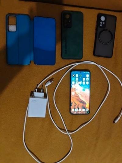 E3 Smartphone Xiaomi 12T avec 4 coques protection chargeur inclus bon etat