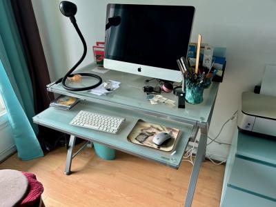 bureau en verre transparent avec tablette r�tractable pour clavier