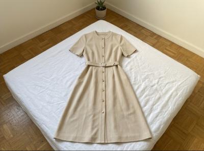 Superbe Robe Midi Beige Ceintur�e � Boutons Dor�s   Chic & Minimaliste