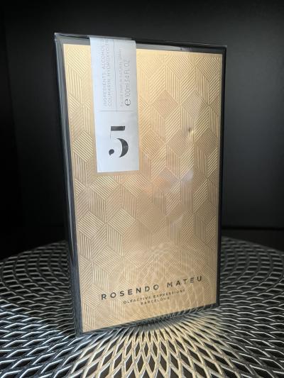 Parfum Rosendo mateu N�5 pour homme et femme