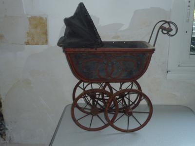 Petit LANDAU- POUSSETTE  et sa Poup�e. Jouet Ancien. D�but 1900