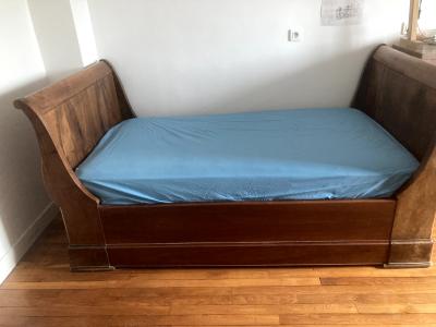 Lit ancien en noyer style Louis Philippe 120 x 213