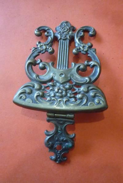 Objet relatif � la musique, laiton, � identifier, 77 x 61mm environ.
