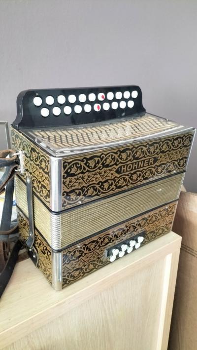 Accord�on diatonique Hohner  bon �tat.