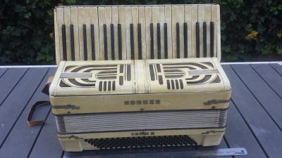 Ancien accord�on vintage HOHNER VERDI III