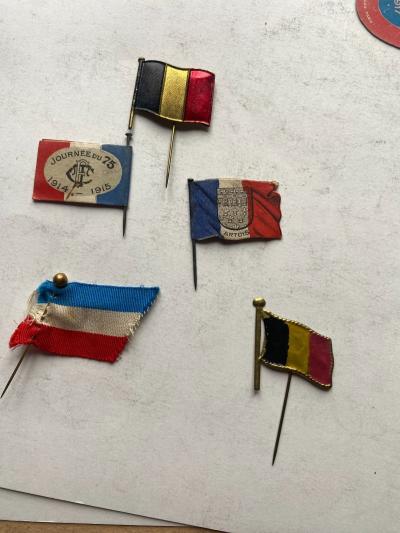 5 drapeauxInsigne de journ�e  14-18 WW1 poilu  militaria artois belgique