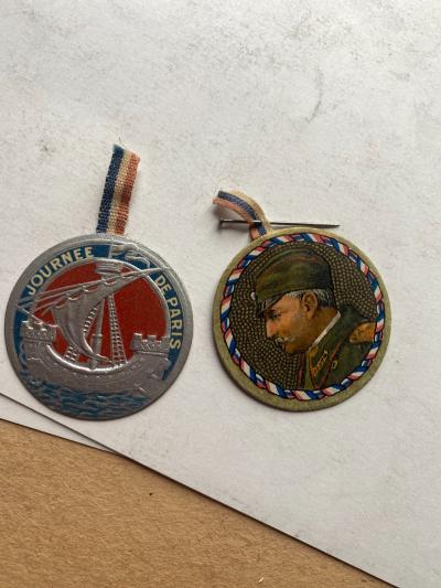 2 Insigne de journ�e  14-18 WW1 poilu  militaria journee serbe et paris