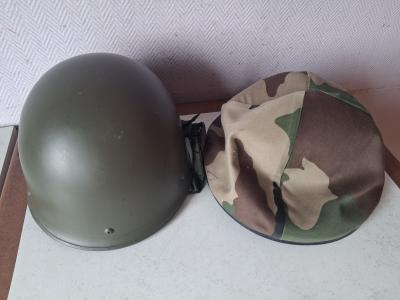 casque militaire dunois cousance 1979 housse cam. en TBE.