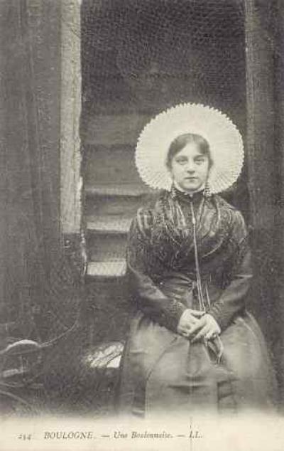 62 CPA Boulogne S-Mer One Black & White Postcard Folklore Costume