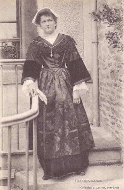 Black And White Folklore Costume Postcard, France Brittany Morbihan 56 (1 Piece)
