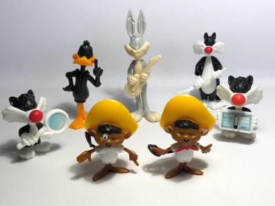 Lem8    7 KINDER  1992   Buggs et ses amis s�rie K92    manque autocollants yeux