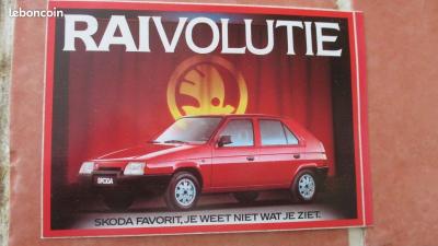 Autocollant original vintage automobile Skoda Favorit 12,5 cm - 8,5 cm