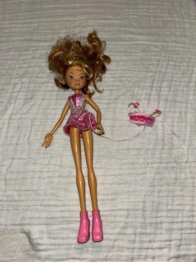 Poup�e Winx club Flora flutter Magic MATTEL 2006