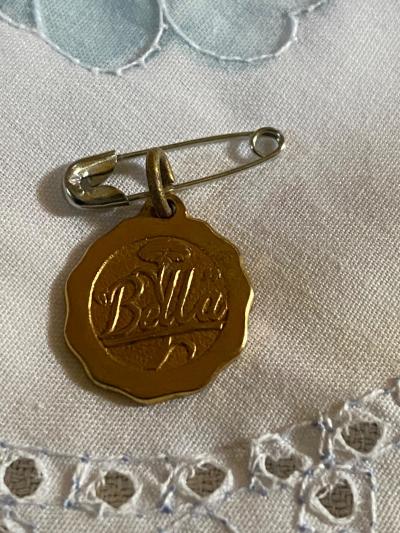 ANCIENNE MEDAILLE POUPEE  BELLA  1 CM  NO RAYNAL NO GEGE