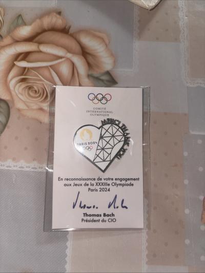 Pin's Jeux Olympiques Jo Paris 2024   volontaire en �dition limit�e.