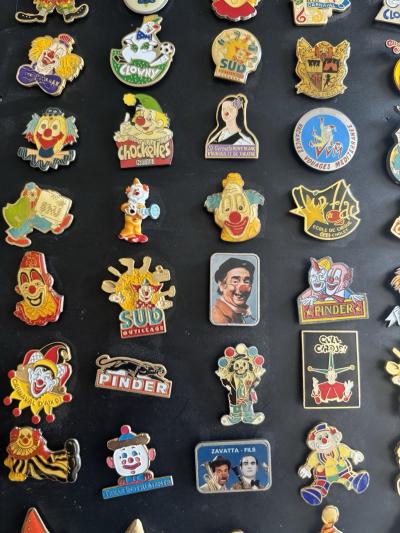 Rare lot 45 pin's sur les clowns et le cirque   Vintage
