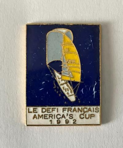 12  �Pin's BATEAU VOILIER LE DEFI FRANCAIS AMERICA'S CUP 1992