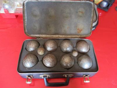 COFFRET   DE   8 BOULES DE PETANQUE ACIER    et 2 cochonnets