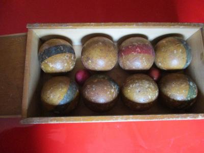 VINTAGE COFFRET BOIS  DE   8 BOULES DE PETANQUE EN BOIS   et 2 cochonnets