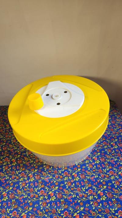 Ancienne Essoreuse � Salade Triumph Jaune Diam�tre 26cm Vintage TBE