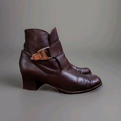 1970s Short Heeled Boots With Unique Clasp Closure Size 37.5 FR