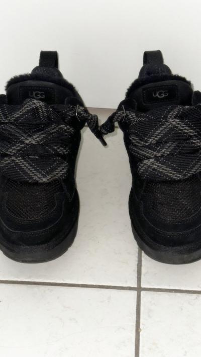 Ugg lowmel taille 39 tr�s bon �tat port� 1 seul fois sans bo�te d origine