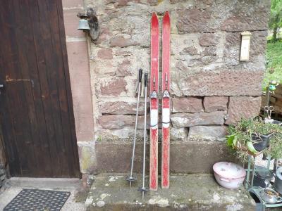 Anciens skis bois enfant,avec b�tons,chalet,montagne,d�coration,142 cm