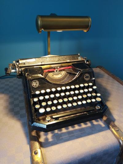 Lampe ancienne machine � �crire objet d�tourn� Cr�ation unique secretaire bureau
