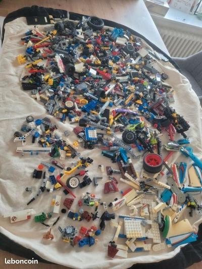 Lot de vrai lego principalement technics, vrac et personnages dont star wars....