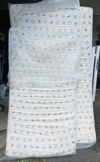 Deux matelas pour lit ou canap� Marocain de 1,90 x 90 x 11 cm.