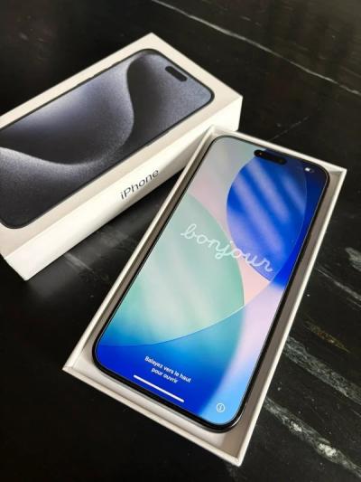 Apple iPhone 15 Pro Max   512Go   Titane Noir (D�verrouill�)