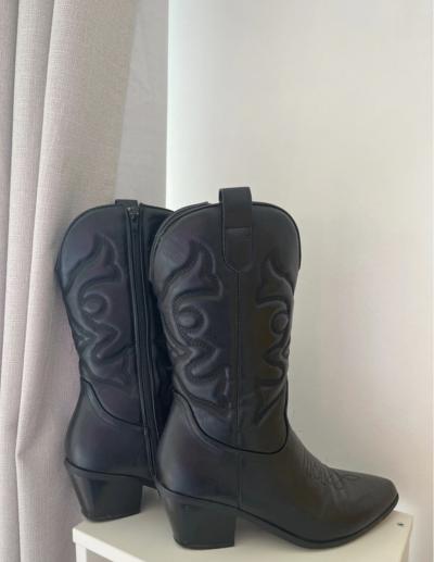 bottes noires en cuir style santiagues