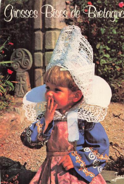29 FOUESNANT FILLETTE EN COSTUME DE FOUESNANT