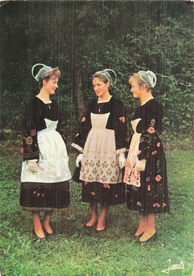 56 GOURIN JEUNES FILLES EN COSTUME
