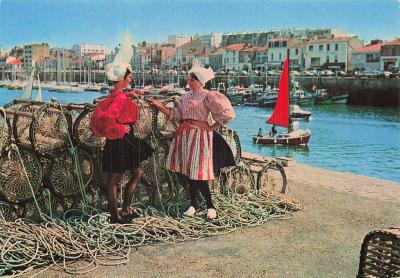 85 LES SABLES D OLONNE SABLAISES EN COSTUME AU FOND LA CHAUM
