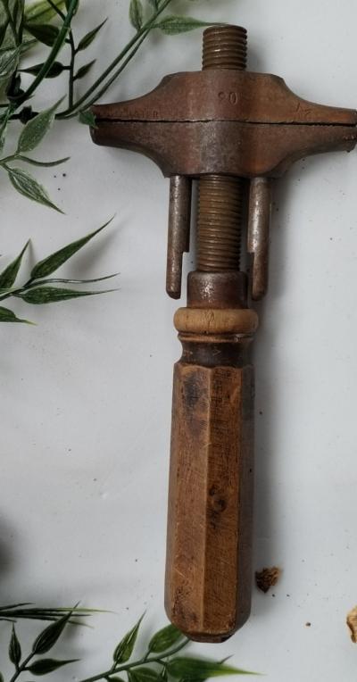 Cl� Anglaise Ancienne TOUT ACIER 20 Outil Collection Vintage �tau Molette Bois
