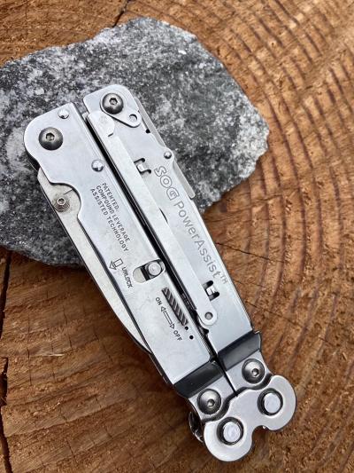 SOG PowerAssist   Pince multi outils en acier inoxydable