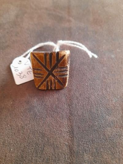 Bague Fantaisie style ethnique   Bague en Bois grav� et Vernis