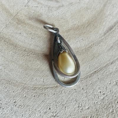 Pendentif vintage en argent avec perle goutte