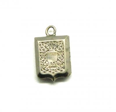 Joli pendentif reliquaire en m�tal argent� d�but 1900