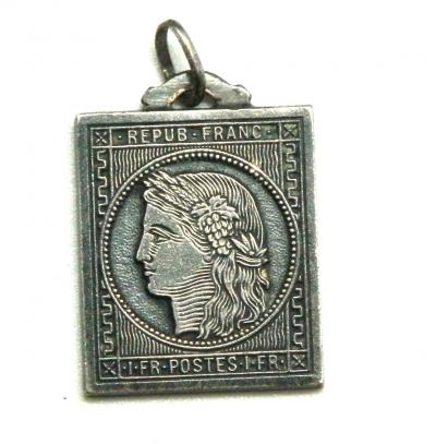 Joli pendentif vintage timbre 1974 en m�tal argent�
