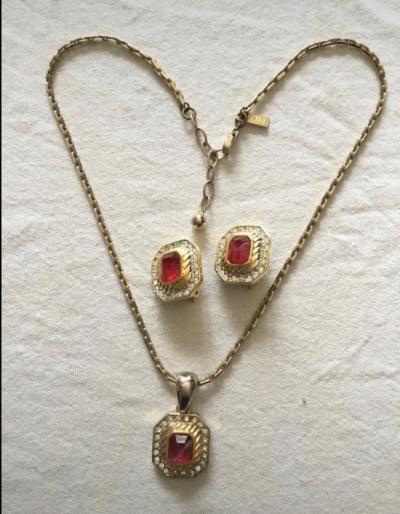 Parure collier et boucles d'oreilles en plaqu� or et cabochon rubis LERITZ
