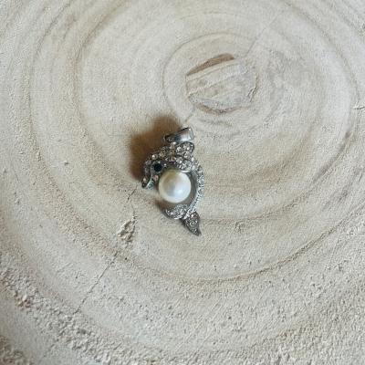 Pendentif dauphin avec perle et strass