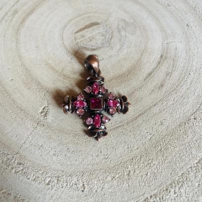 Pendentif croix orn�e strass roses couleur cuivre