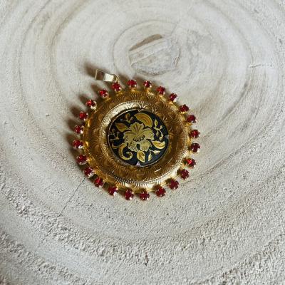 Pendentif dor� �mail noir et pierres rouges