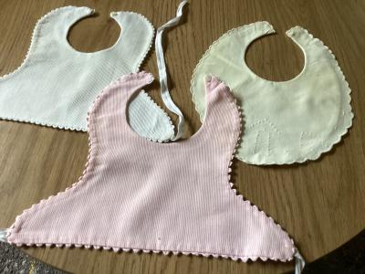 Lot de 3 bavoirs anciens pour b�b�. Voir photos.