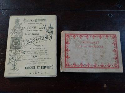 BRODERIE ANCIENNE 2 LIVRETS SUR LA BRODERIE VERS 1920 OUVRAGES DE DAMES CROCHET