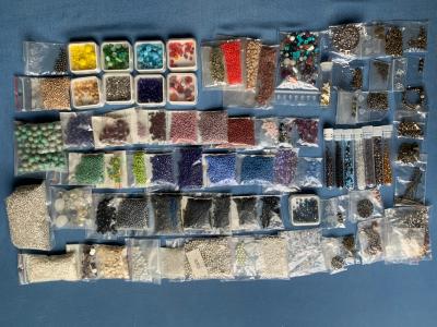 Gros lot de PERLES ET ACCESSOIRES pour fabrication de bijoux (environ 1 kg)
